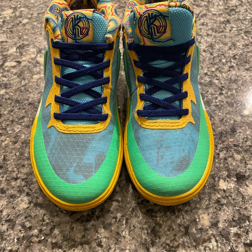Like new! Retails $110 and only worn once! Kid’s Nike Kyrie shoes size 13